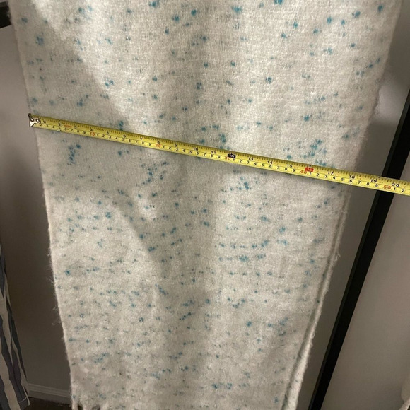 Gorgeous Warm Scarf - Picture 3 of 5